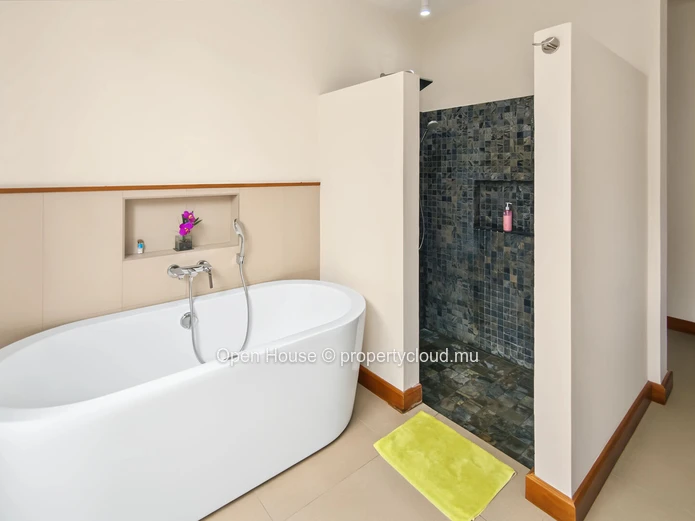 À vendre à Péreybère très belle villa de 3 chambres, 1 bureau, jardin avec gazebo et piscine privée. Accessible à tous.