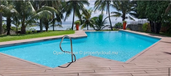WATERFRONT # Local market # 250m² living space, 2,600m² land, 3 bedrooms, pool, garden, veranda # Outbuilding of 80m2...