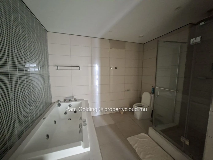 Appartement de deux chambres, idéalement situé au cœur de Grand Baie, à La Croisette.