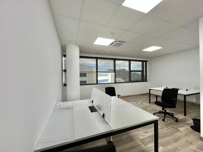 Bureau de 1 011 m² à louer à Ebène