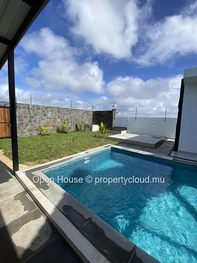 Furnished villa for rent in Péreybère, 162m², 3 en suite bedrooms, private pool, garden, solar panels, water tank, cl...
