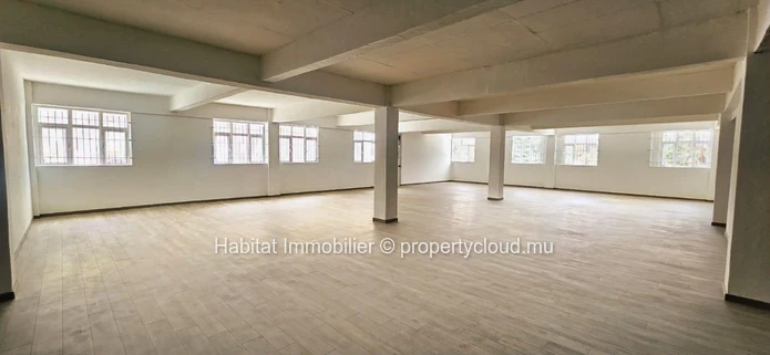 To rent : Unfurnished spacious office of 929 m² in Port Louis