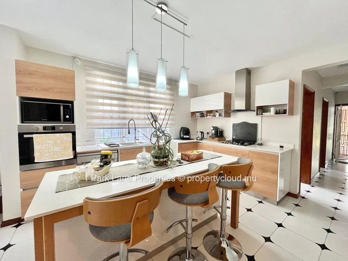 Grande Villa Familiale à Vendre à Quatre Bornes