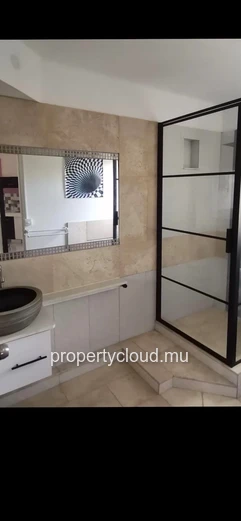 Duplex d’exception 120 m² avec jardin paysager de 170 m² à The Vale– Bien rare et atypique