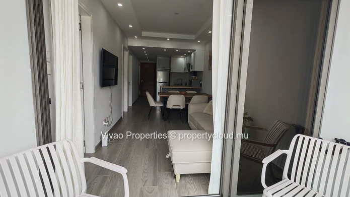 Appartement meublé à louer à Flic en Flac, 73m², 3 chambres, piscine commune, proche des écoles et commerces. Rs 50 000.