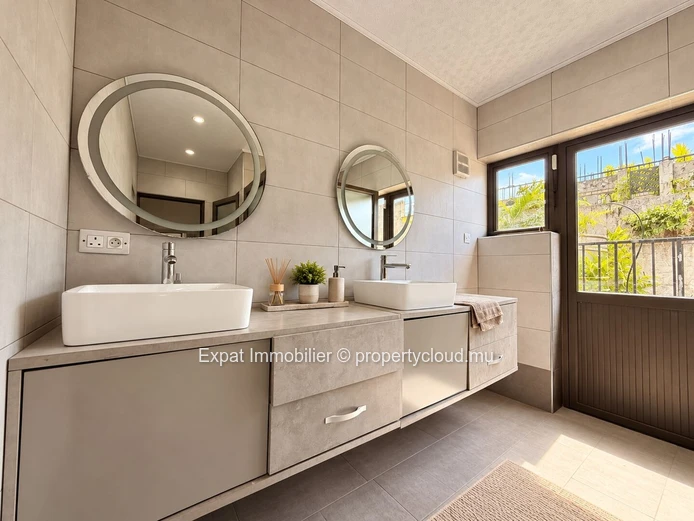 Balinese-Style 3-Bedroom Ensuite Villa to Renovate – For Sale in Pereybere