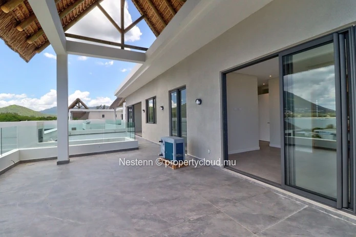 4-bedroom penthouse with sea and mountain views