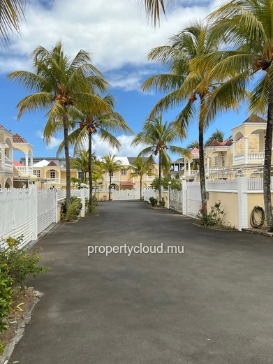 FOR RENT, charming duplex villa in a secure complex, 2 minutes from the public beach, Pereybere
