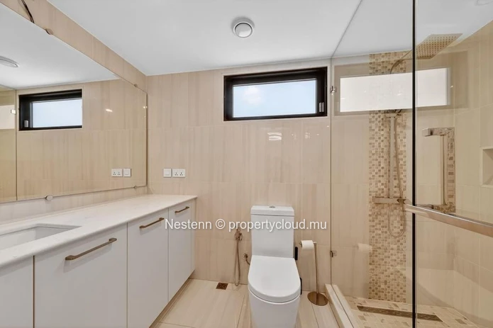 Sleek 3 en-suite bedroom villa 
