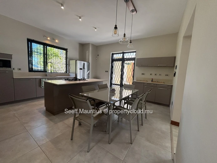 Magnifique Maison Familiale avec de Vastes Espaces de Vie Extérieurs.