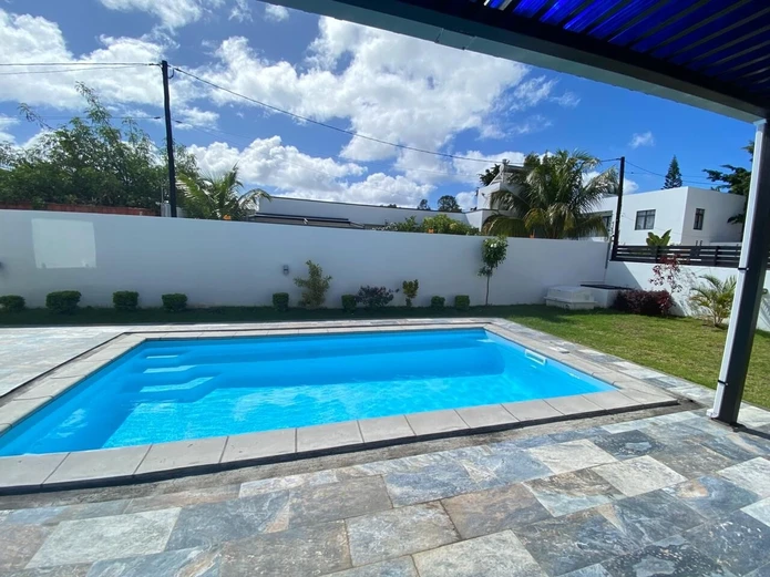 For rent in Calodyne, beautiful furnished villa on a 475m² plot. This new property offers 3 en-suite bedrooms, a priv...