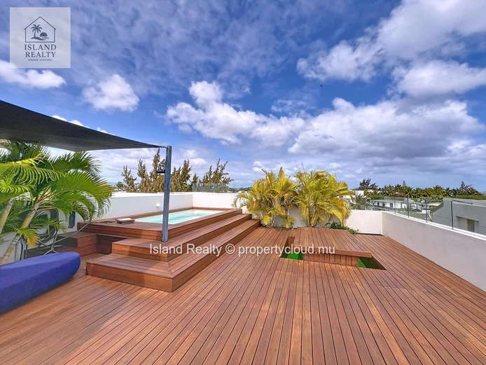 Magnificent penthouse with private pool and sea view located in Peyrebère.