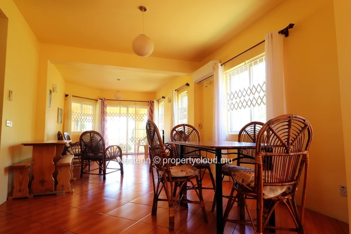 2-bedroom house with spacious garden and outdoor kitchen