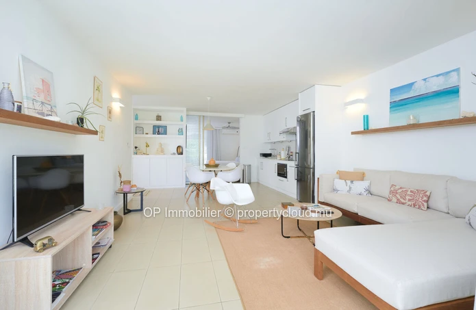 Appart R+2 à vendre à Mon Choisy, 64m², piscine commune, vue mer, meublé, cuisine équipée, proche commodités. 269 000€.