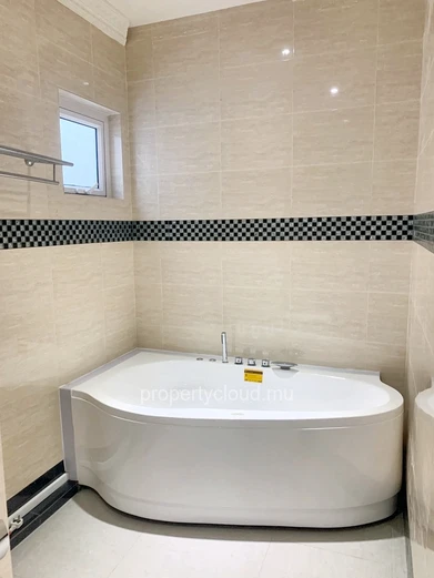 Curepipe à vendre charmant appartement 3 chambres situé au huitièmes étages avec ascenseur situé dans une résidence s...