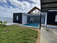 Furnished villa for rent in Péreybère, 162m², 3 en suite bedrooms, private pool, garden, solar panels, water tank, cl...