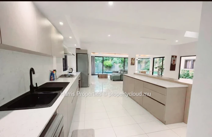 5-Bedroom Villa With Office For Rent – Bain Boeuf