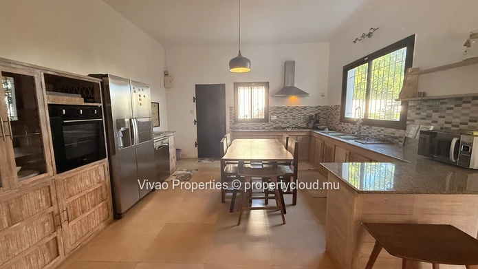 Maison principale spacieuse et élégante de 4 chambres meublée + maison d'amis de 2 chambres avec piscine privée à Per...