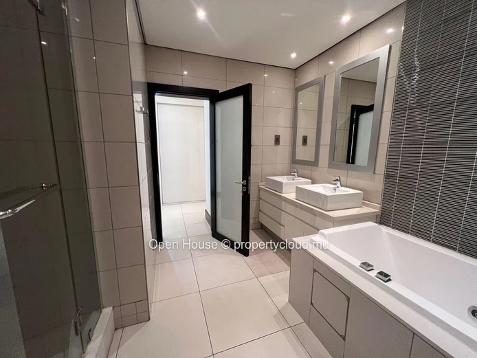 Appartement de deux chambres en suite au coeur de la croisette à Grand Baie. Piscine.