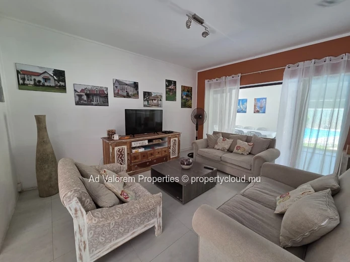 À vendre – Charmant duplex de 2 chambres à Belle Mare – À 5 minutes à pied de la plage