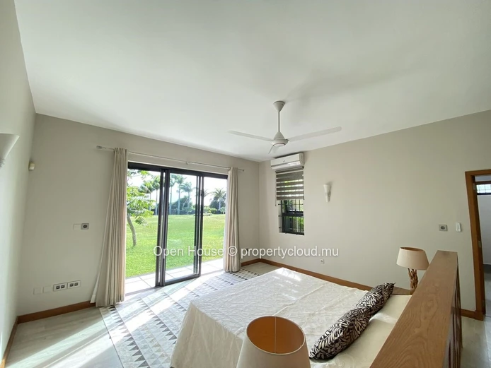 LOCATION - Somptueuse villa meublée avec piscine et vaste jardin arboré au cœur de la forêt de Daruty - 4 CHAMBRES