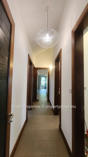 Appartement meublé 3 chambres à louer à Moka (172m²). Magnifique environnement donnant sur la rivière. Ref 16186.