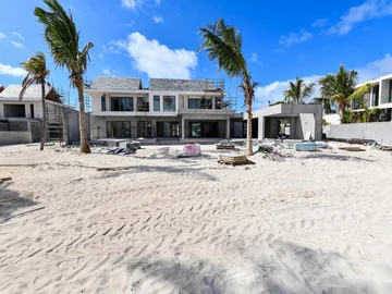 Exclusive beachfront villa for sale in a 5* resort in Poste de Flacq on the east coast of Mauritius