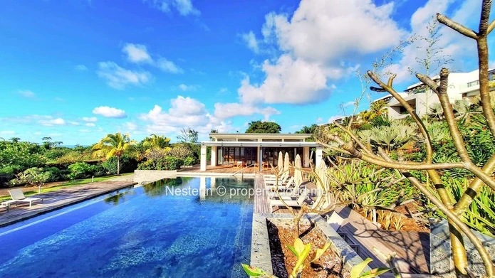 3-bed apartment with sea view in a secured residence with shared pool 