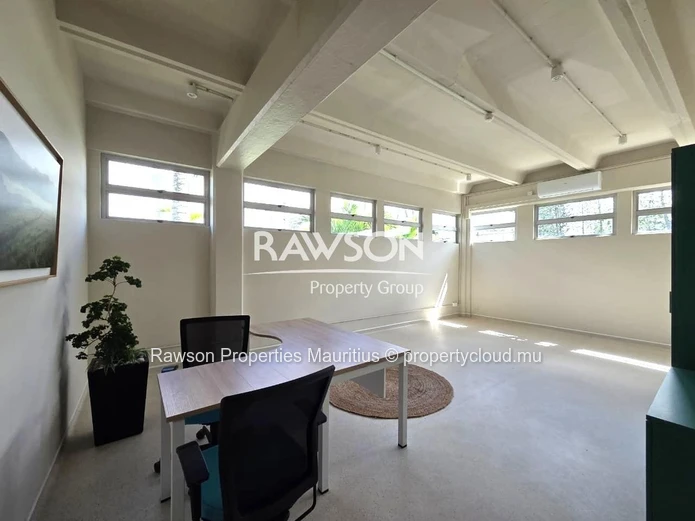 Bureau De 17,6 M² | Location Tout Compris | Mobilier | Nombreuses Installations Et Services | Solitude