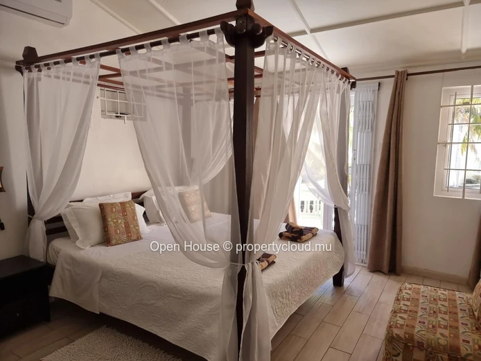 Duplex for sale in Palmar, Flacq. Living area of 127m² on a plot of 220m². 3 bedrooms, shared pool. Sea view, beach a...