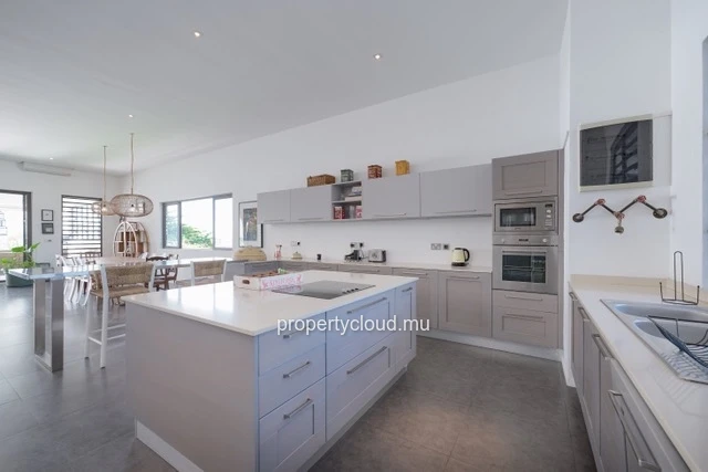 FOR SALE – 3-bedroom penthouse with sea view, Pereybere