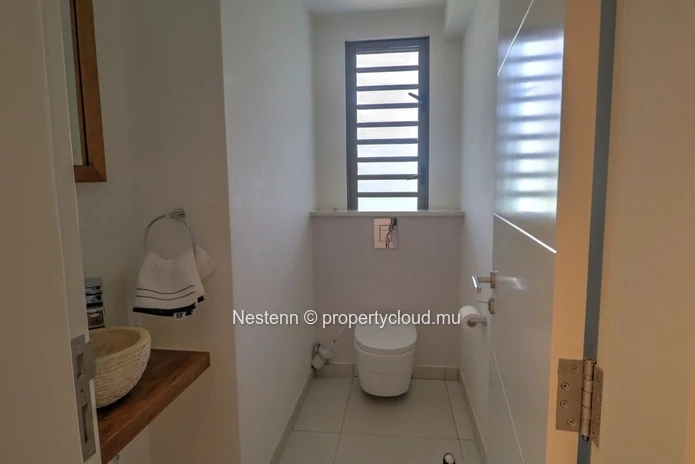 Bright 3-bed apartment with spacious jacuzzi in a residence