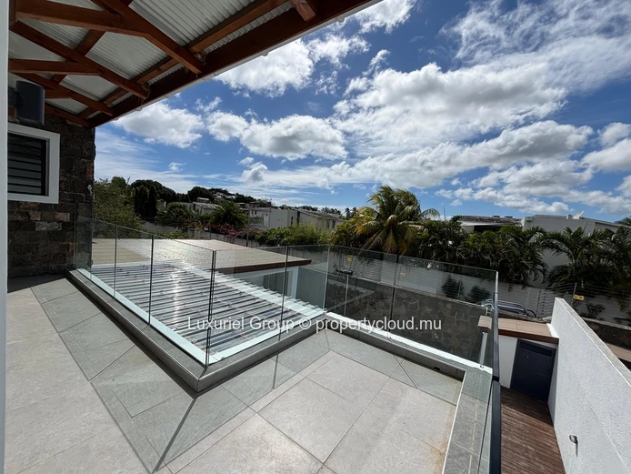 Villa contemporaine de 5 chambres, piscine privée, et espaces de vie généreux