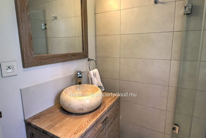 Bright 3-bed apartment with spacious jacuzzi in a residence