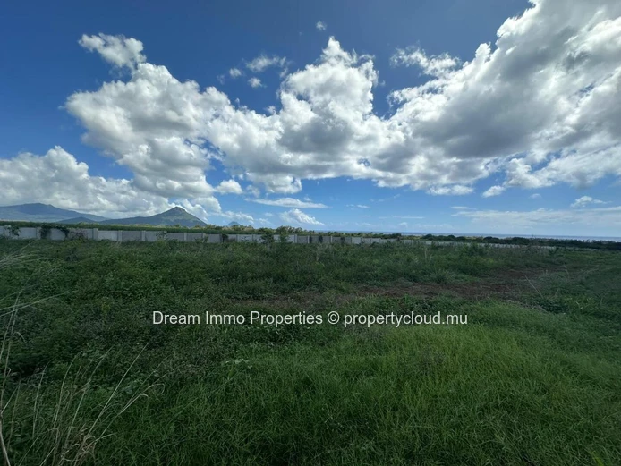 Terrain Residentiel De 595 M2 Vue Mer & Montagne A Flic En Flac - Ile Maurice