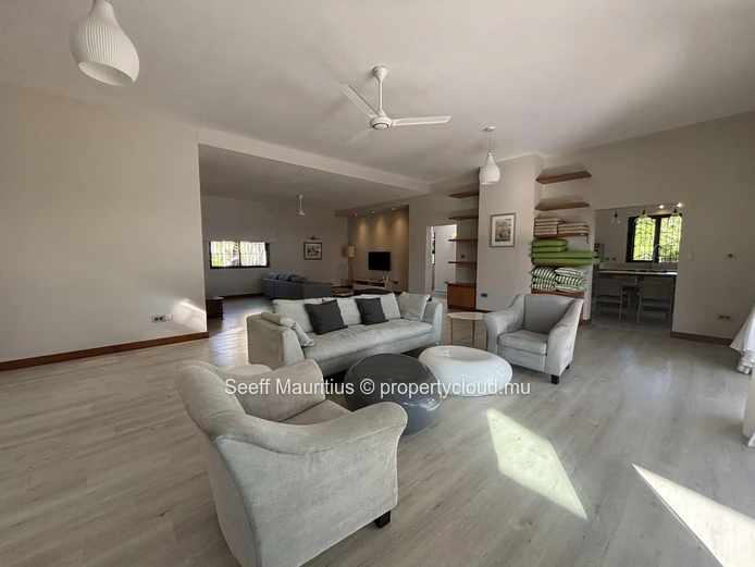 Magnifique Maison Familiale avec de Vastes Espaces de Vie Extérieurs.