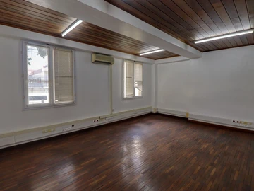 302m² office space 