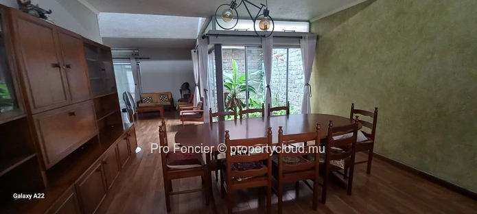 Maison à vendre à Quatre-Bornes - Un bien de plain-pied au cœur d’un vaste jardin arboré