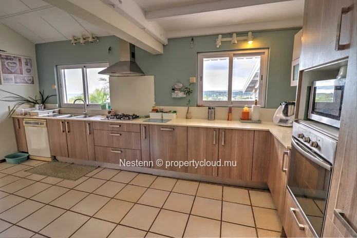 Villa cosy et familiale de 5 chambres avec vue incroyable sur la mer et les montagnes.