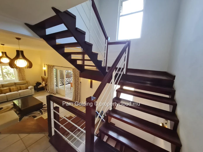 Maison familiale de 4 chambres avec jardin et piscine