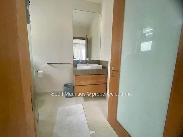 Appartement haut standing avec jardin privatif et piscine – Quartier résidentiel