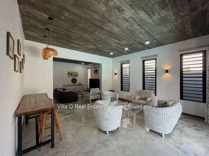 In a private neighborhood, close to the sea, this villa with modern architecture is bright and spacious. It offers in...