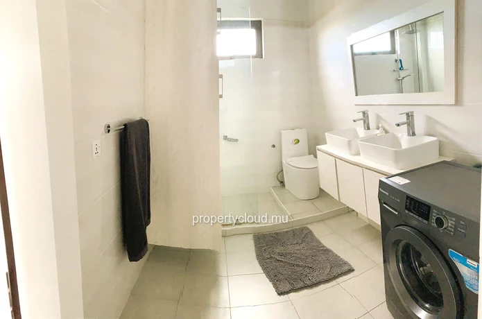 À vendre appartement 3 chambres au dernier étage avec jacuzzi et vue dégagée Flic en Flac ile Maurice vue imprenable ...