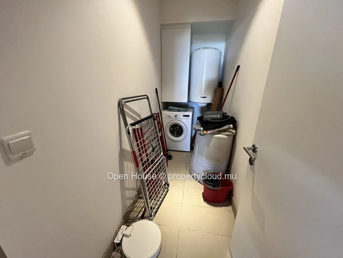 Appartement à louer à Pointe aux Biches, 103m², 2 chambres en suite, vue mer, piscine commune, parking sécurisé.