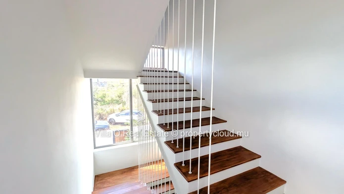Séduisante maison au look sophistiqué, grâce aux matériaux noble et finitions haut de gamme. La piscine au sel est su...