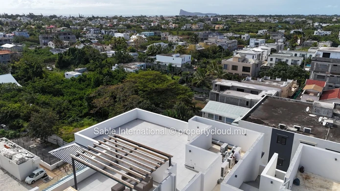 Luxury Penthouse with Pool Access in Péreybère! 2 Beds, Rooftop, Sea Access, Parking, AC. Close to Shops & Hospital.