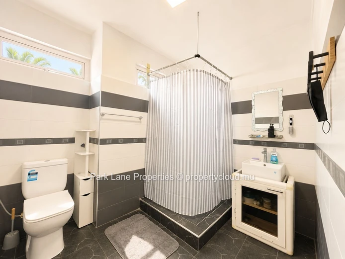 Family home with private pool for rent in Goodlands