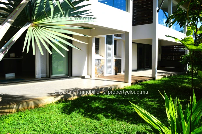 Appartement moderne et bien conçu entièrement meublé à vendre dans une résidence sécurisée.