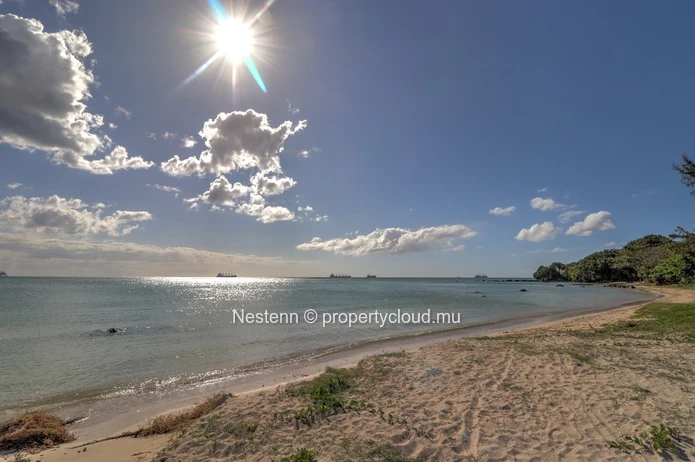 Seafront commercial property 