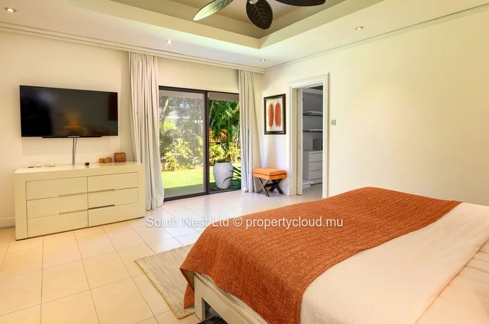 Exceptional 6-Bedroom Golffront Villa with Panoramic Sea & Île aux Cerfs Views